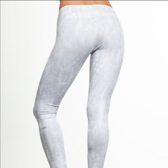 Nwot Alo Yoga airbrush white python print sz xs - Picture 4 of 9